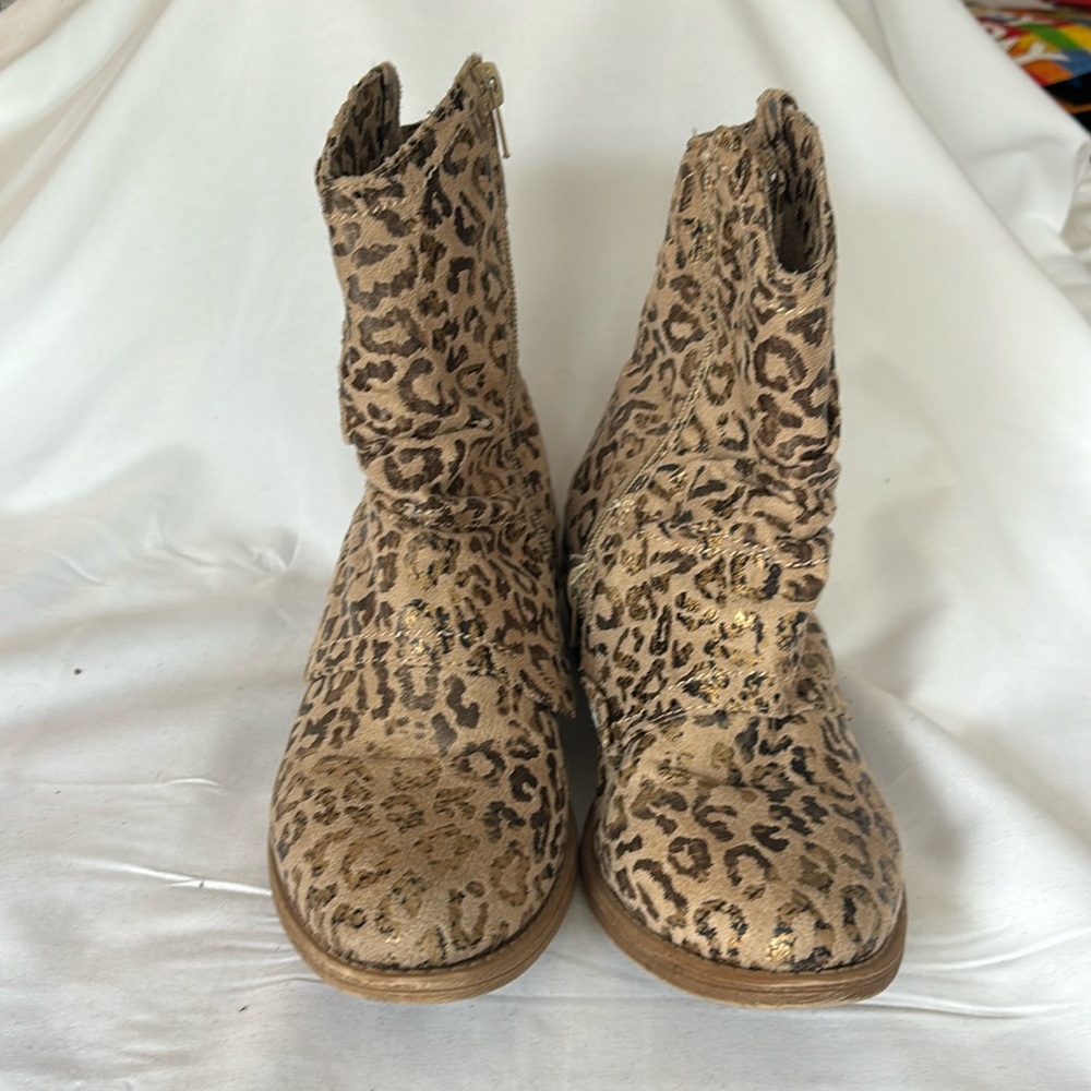 Very G Leopard print Tan and Bronze bootie side zip size 6
